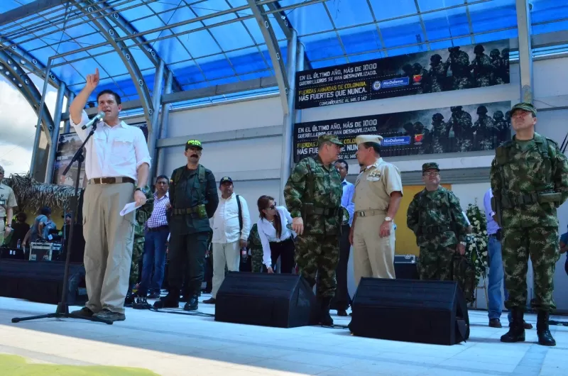 El ministro de defensa, Juan Carlos Pinzón, saludo a los asistentes al concierto en el municipio de Tame, donde pidió la desmovilización de los jefes de la guerrilla en Arauca.